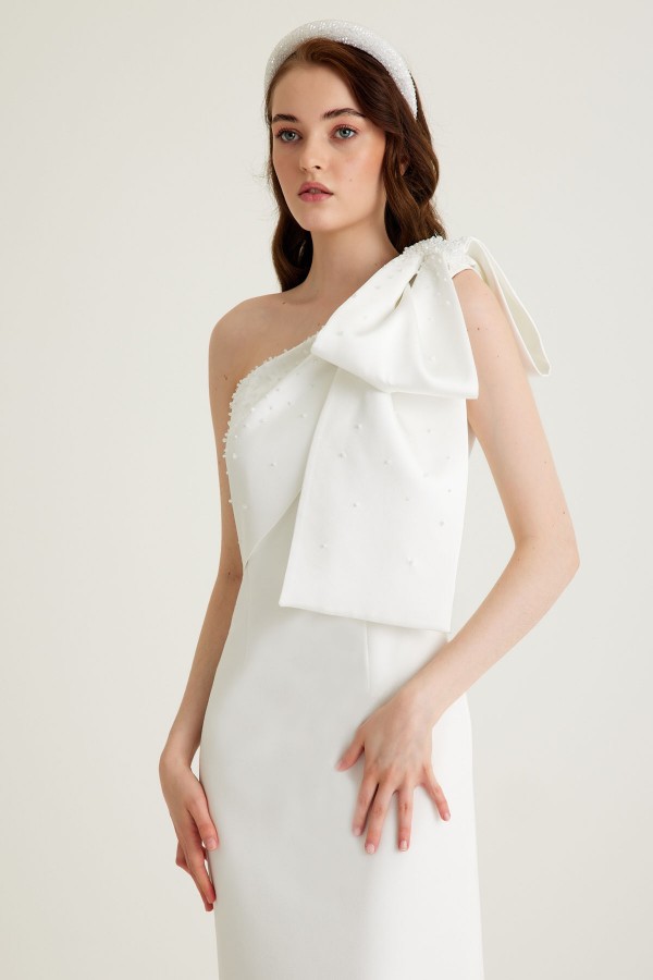 'SOPHIA' Beyaz Tek Omuz Saten Fiyonk Detaylı Boncuk İşlemeli Krep Midi Elbise