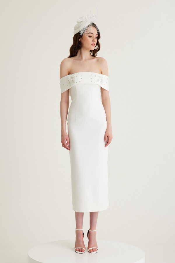 'KELLY' Beyaz El Işleme Detaylı Düşük Omuzlu Krep Midi Nişan Elbisesi