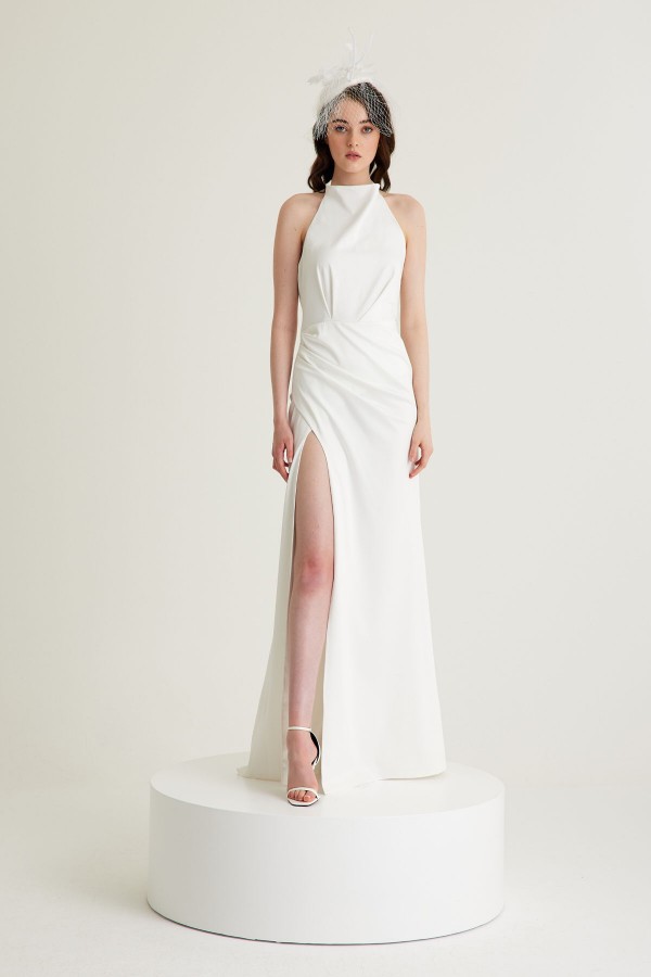 'JOYCE' Beyaz Saten Halter Yaka Sırtı Açık Drape Detaylı Yırtmaçlı Abiye Nişan Elbisesi